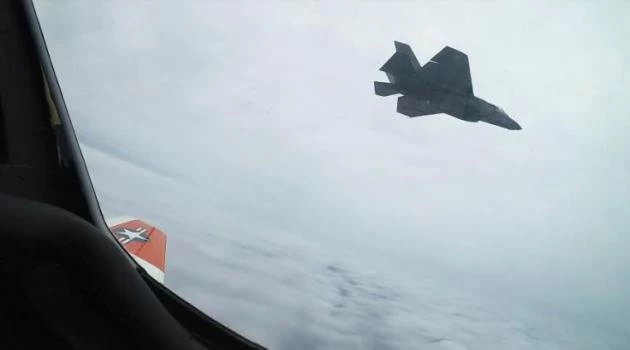 F-35C vs F/A-18: Τα τρομερά μαχητικά αεροσκάφη των ΗΠΑ πετούν σε σχηματισμό και βάζουν «διλήμματα» (βίντεο)